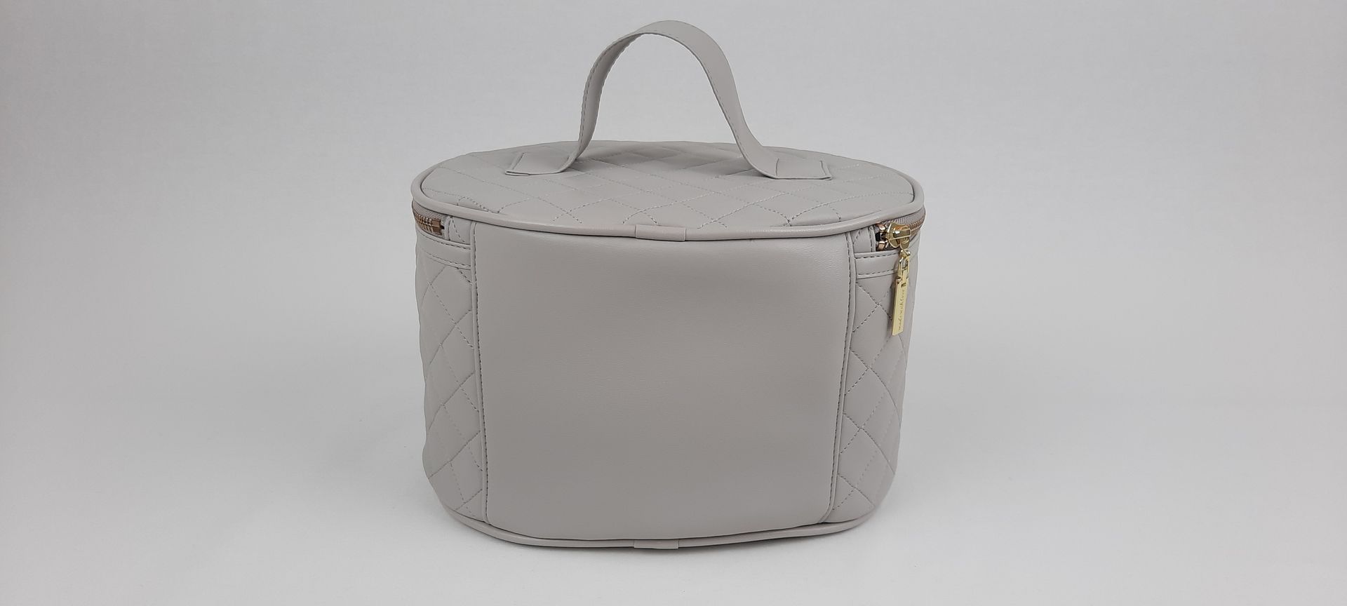 MALINHA TOILETTE OVAL PELE SINTÉTICA ACOLCHOADA COR CINZA ACESSÓRIOS DOURADOS