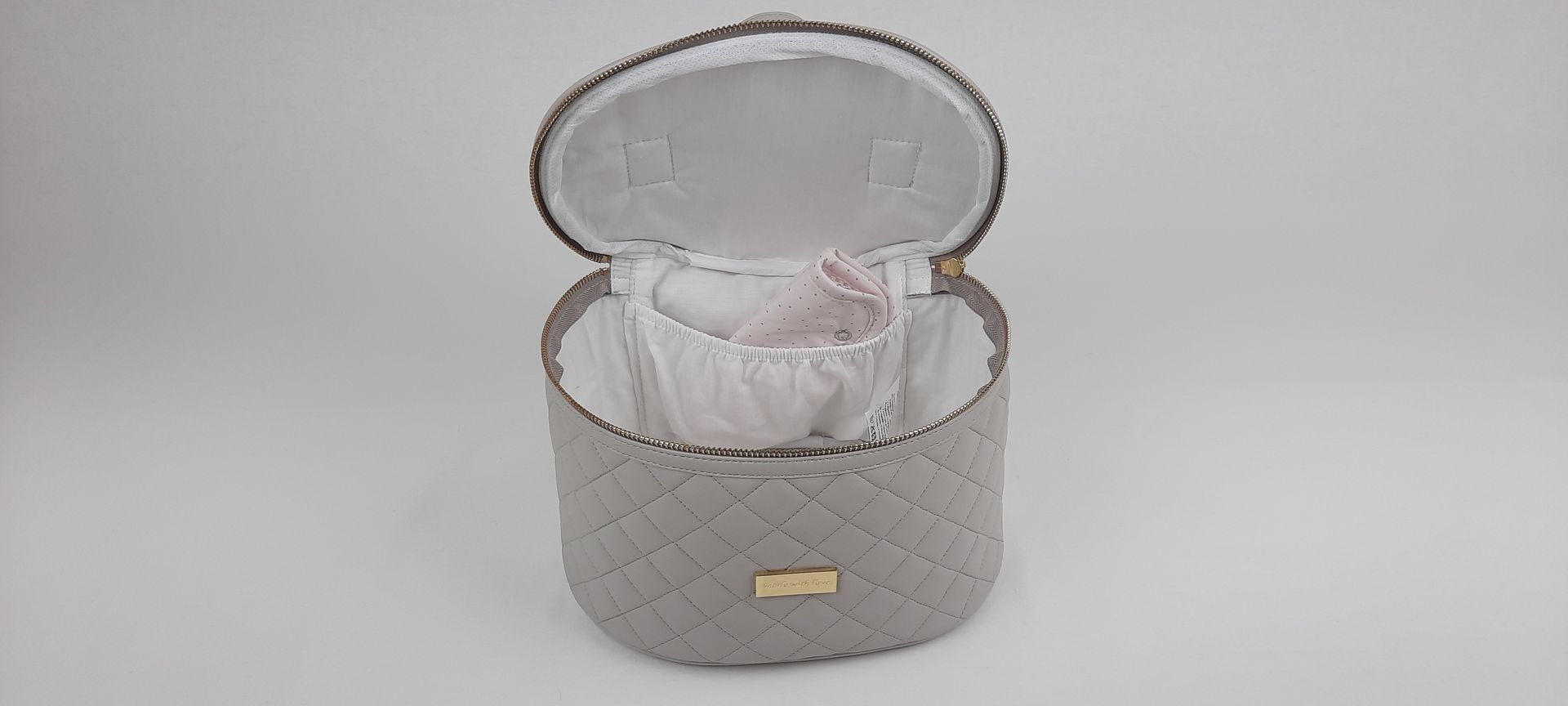 MALINHA TOILETTE OVAL PELE SINTÉTICA ACOLCHOADA COR CINZA ACESSÓRIOS DOURADOS