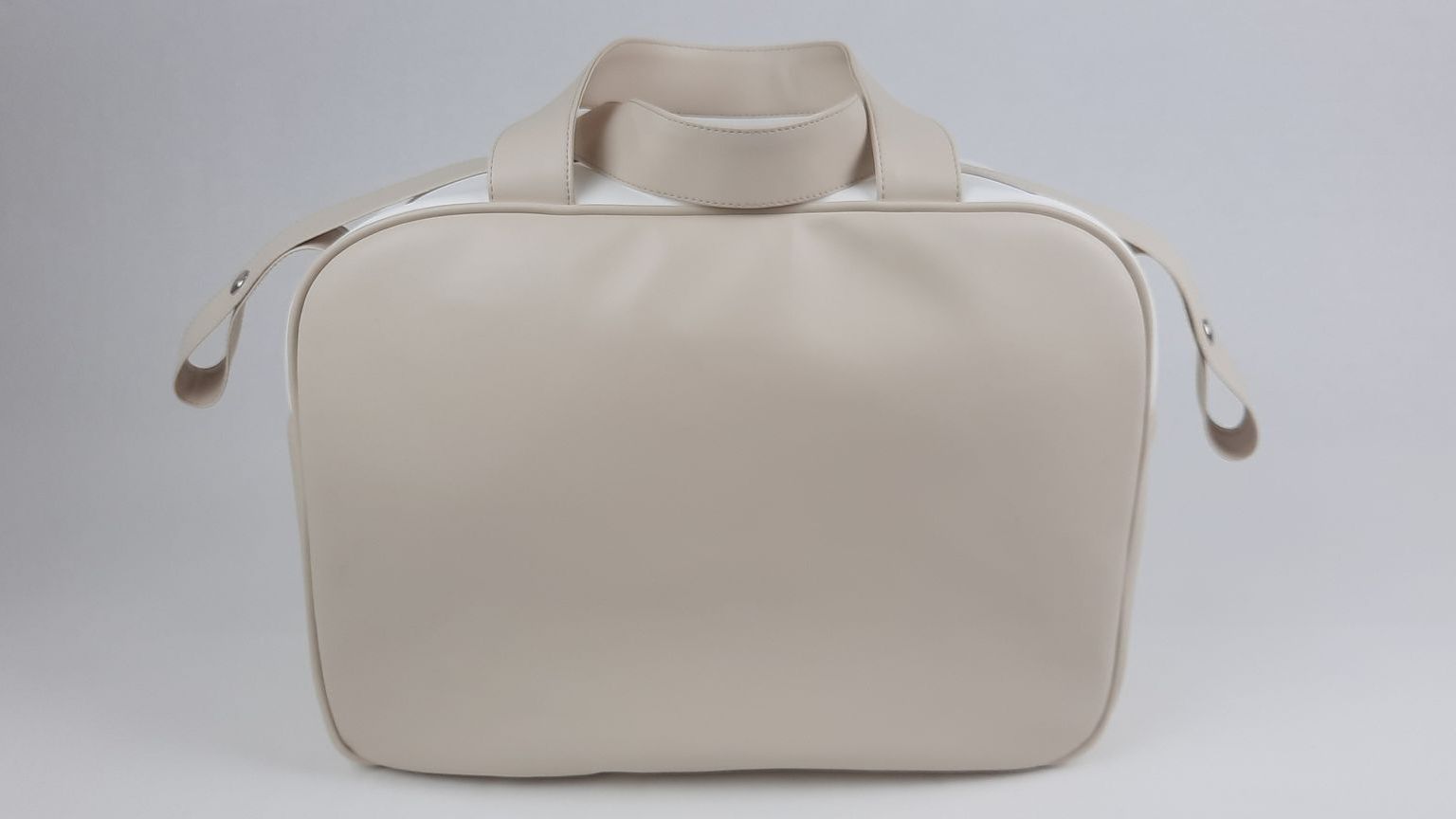 SACO MATERNIDADE NV6 PELE SINTÉTICA LISA COM BORDADO COROA COR BEGE