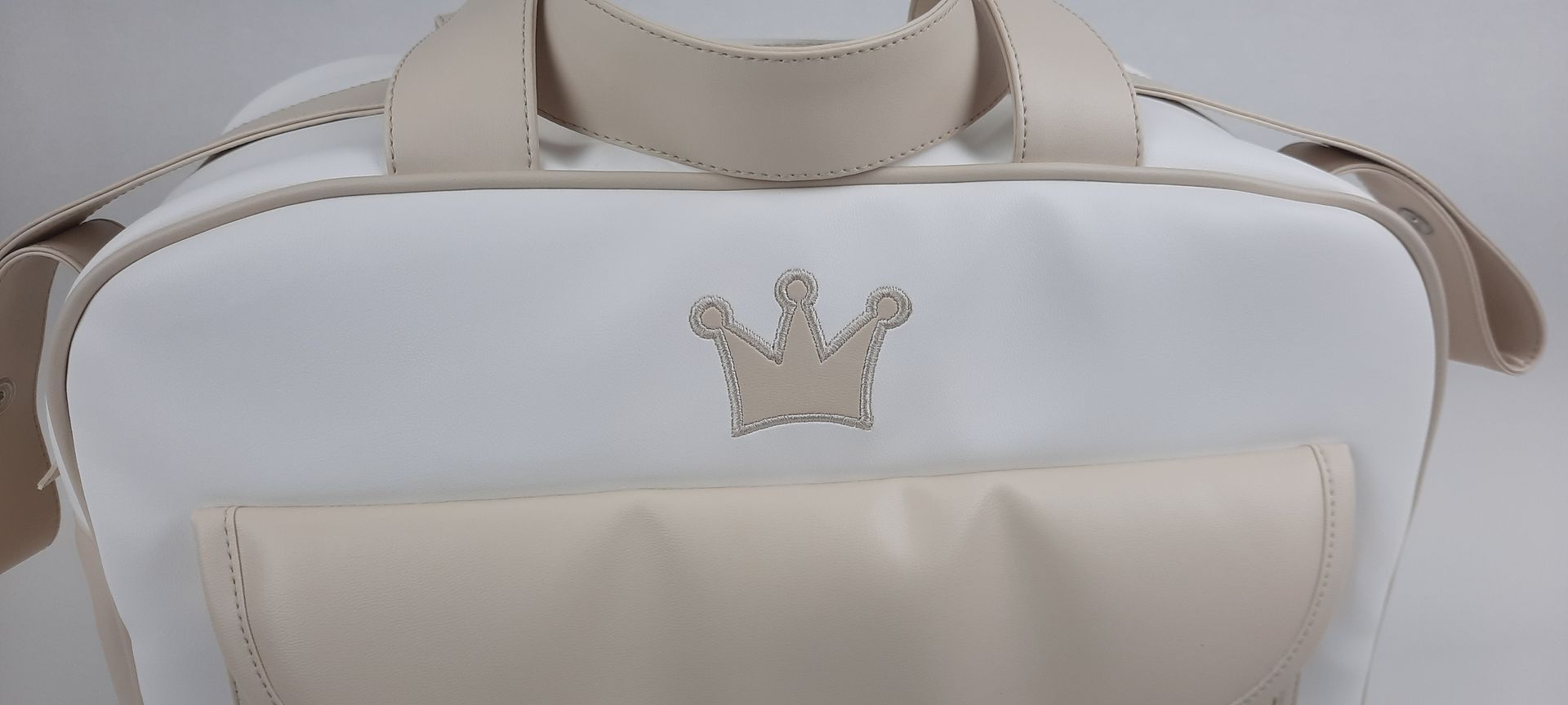 SACO MATERNIDADE NV6 PELE SINTÉTICA LISA COM BORDADO COROA COR BEGE