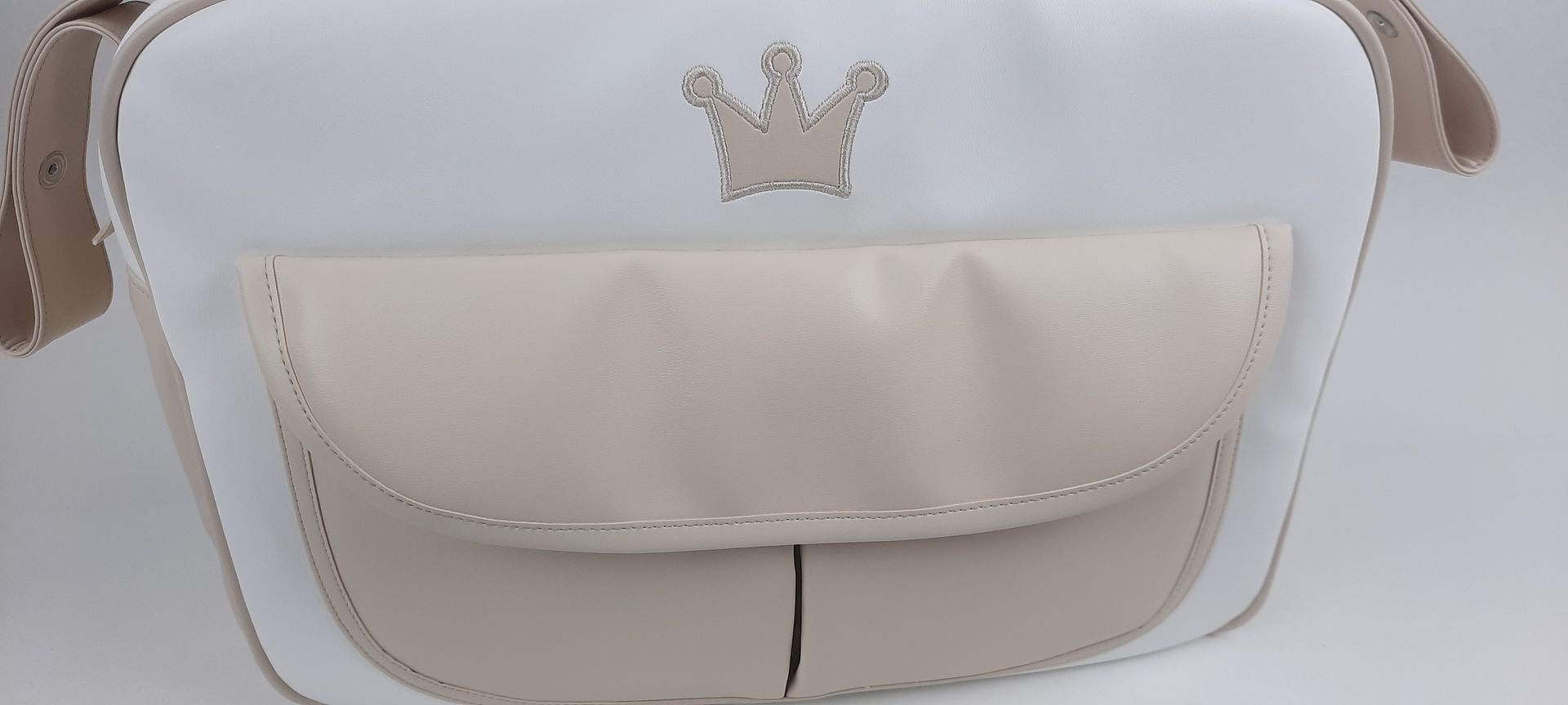 SACO MATERNIDADE NV6 PELE SINTÉTICA LISA COM BORDADO COROA COR BEGE