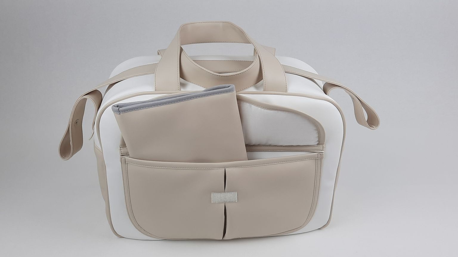 SACO MATERNIDADE NV6 PELE SINTÉTICA LISA COM BORDADO COROA COR BEGE