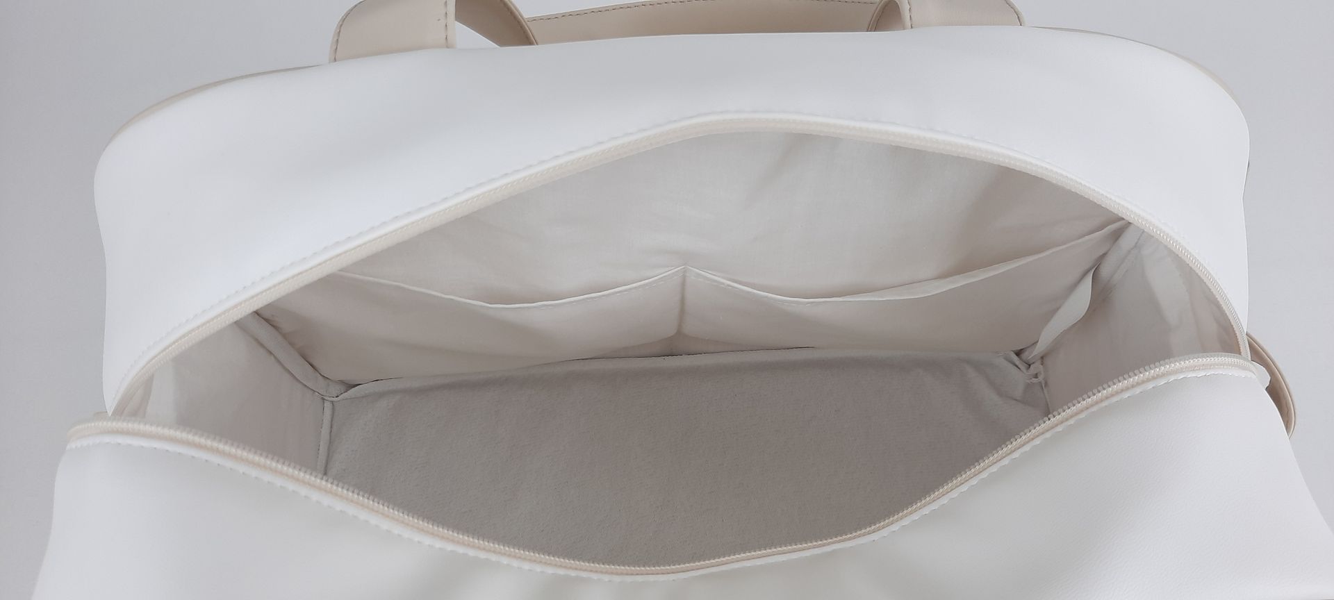 SACO MATERNIDADE NV6 PELE SINTÉTICA LISA COM BORDADO COROA COR BEGE