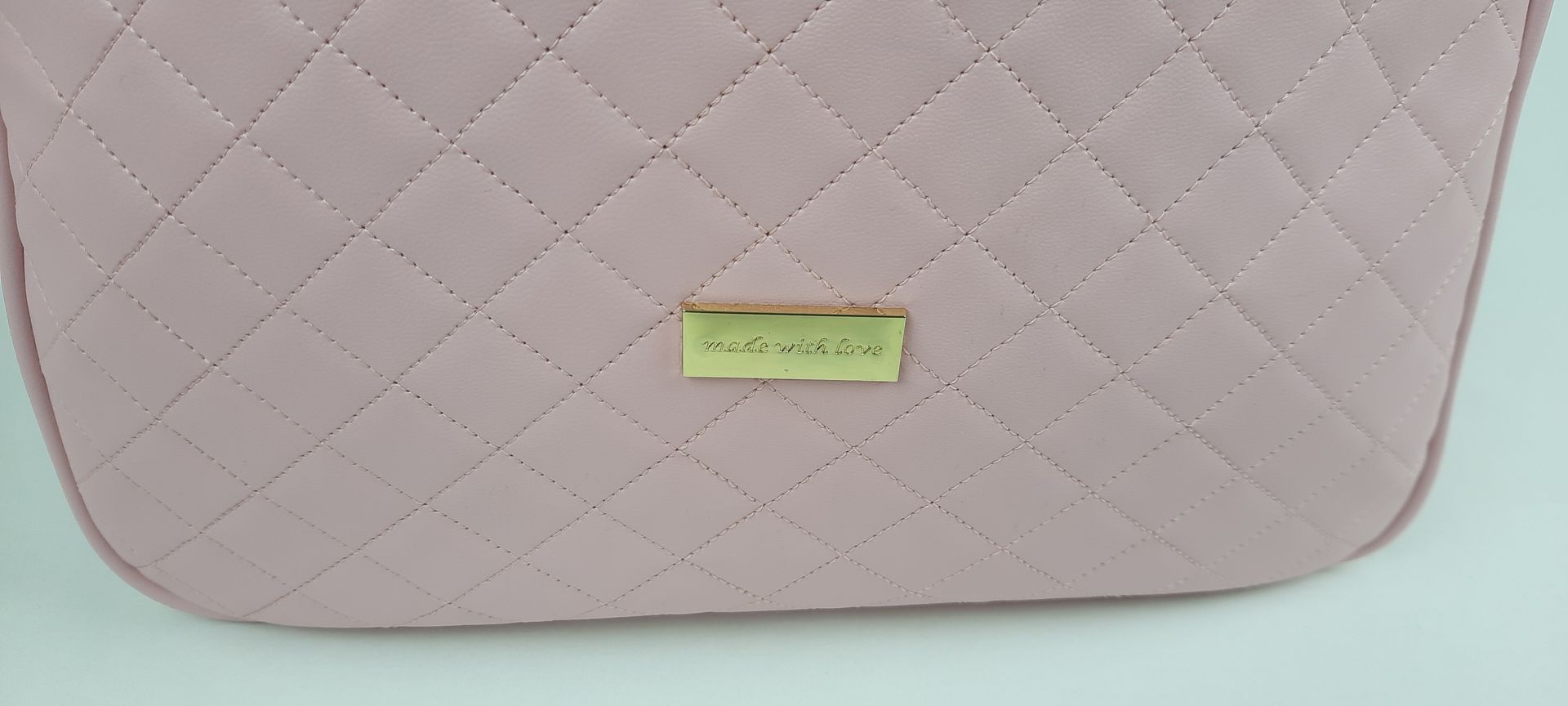 MOCHILA PELE SINTÉTICA ACOLCHOADA COR ROSA ACESSÓRIOS DOURADOS