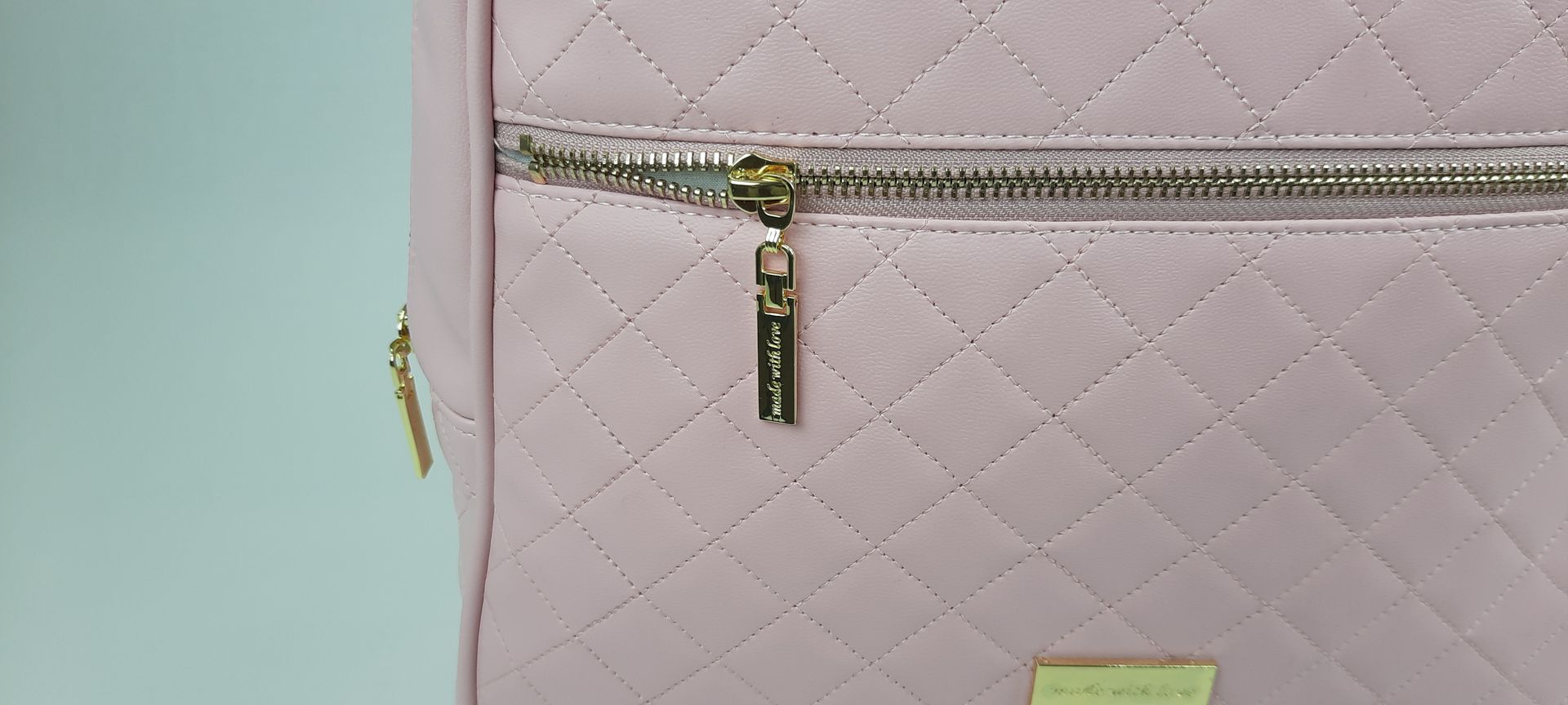 MOCHILA PELE SINTÉTICA ACOLCHOADA COR ROSA ACESSÓRIOS DOURADOS