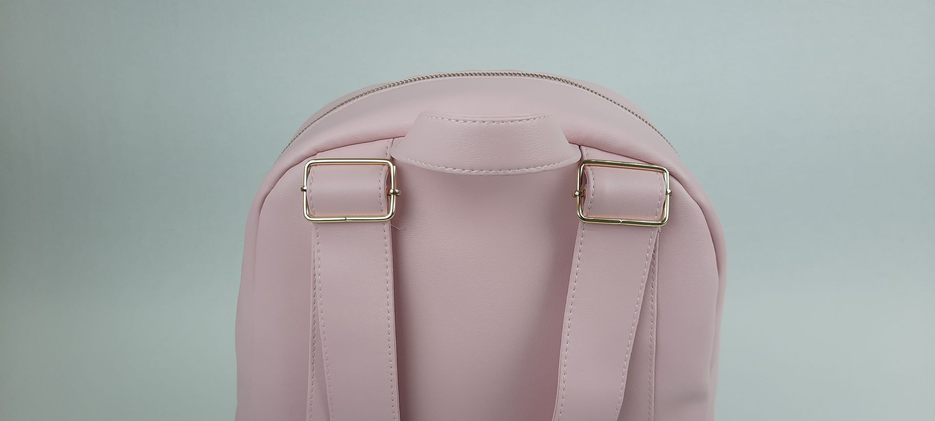 MOCHILA PELE SINTÉTICA ACOLCHOADA COR ROSA ACESSÓRIOS DOURADOS