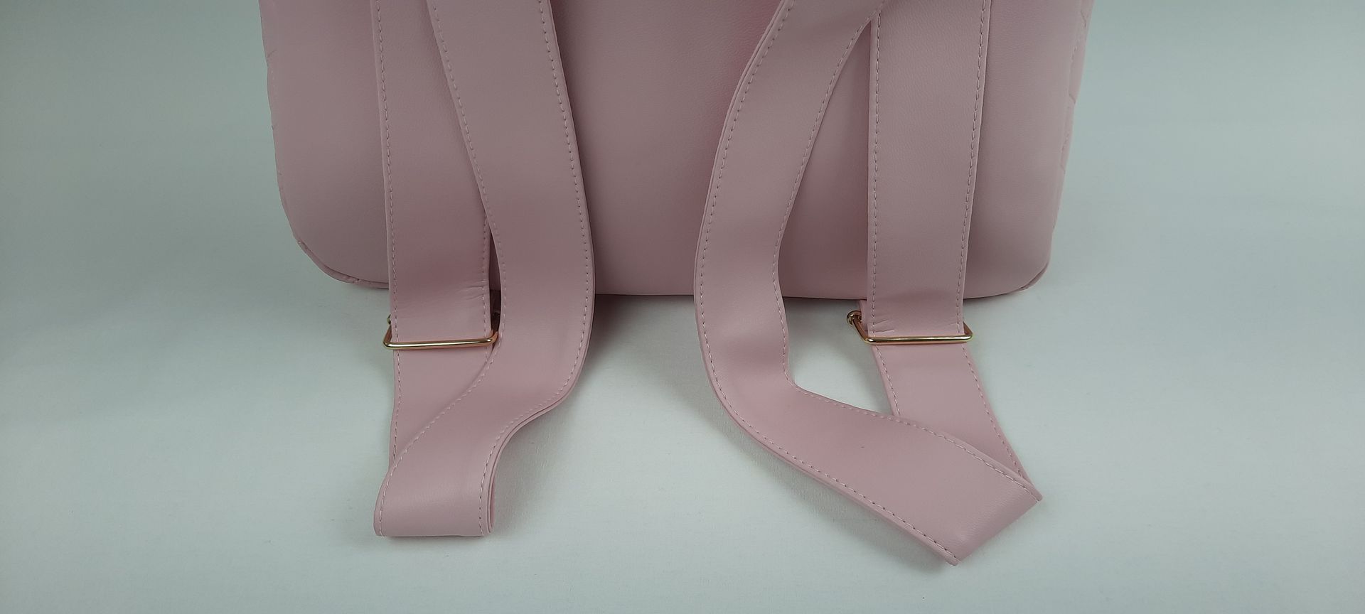 MOCHILA PELE SINTÉTICA ACOLCHOADA COR ROSA ACESSÓRIOS DOURADOS