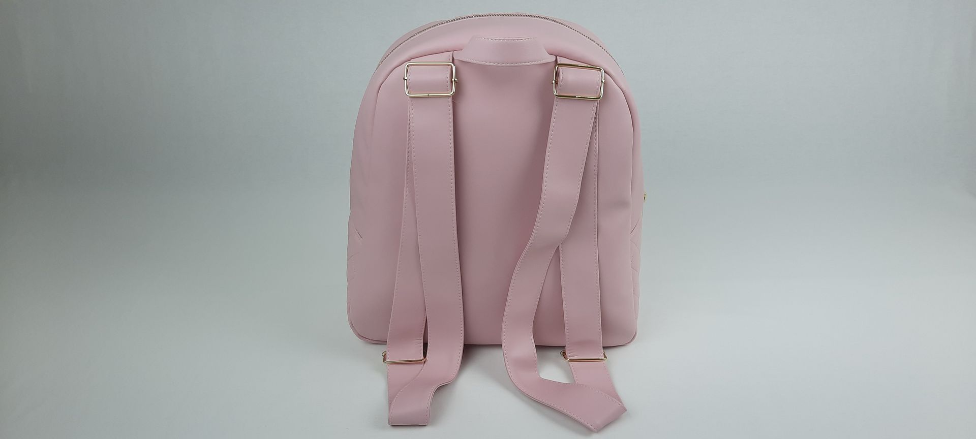 MOCHILA PELE SINTÉTICA ACOLCHOADA COR ROSA ACESSÓRIOS DOURADOS