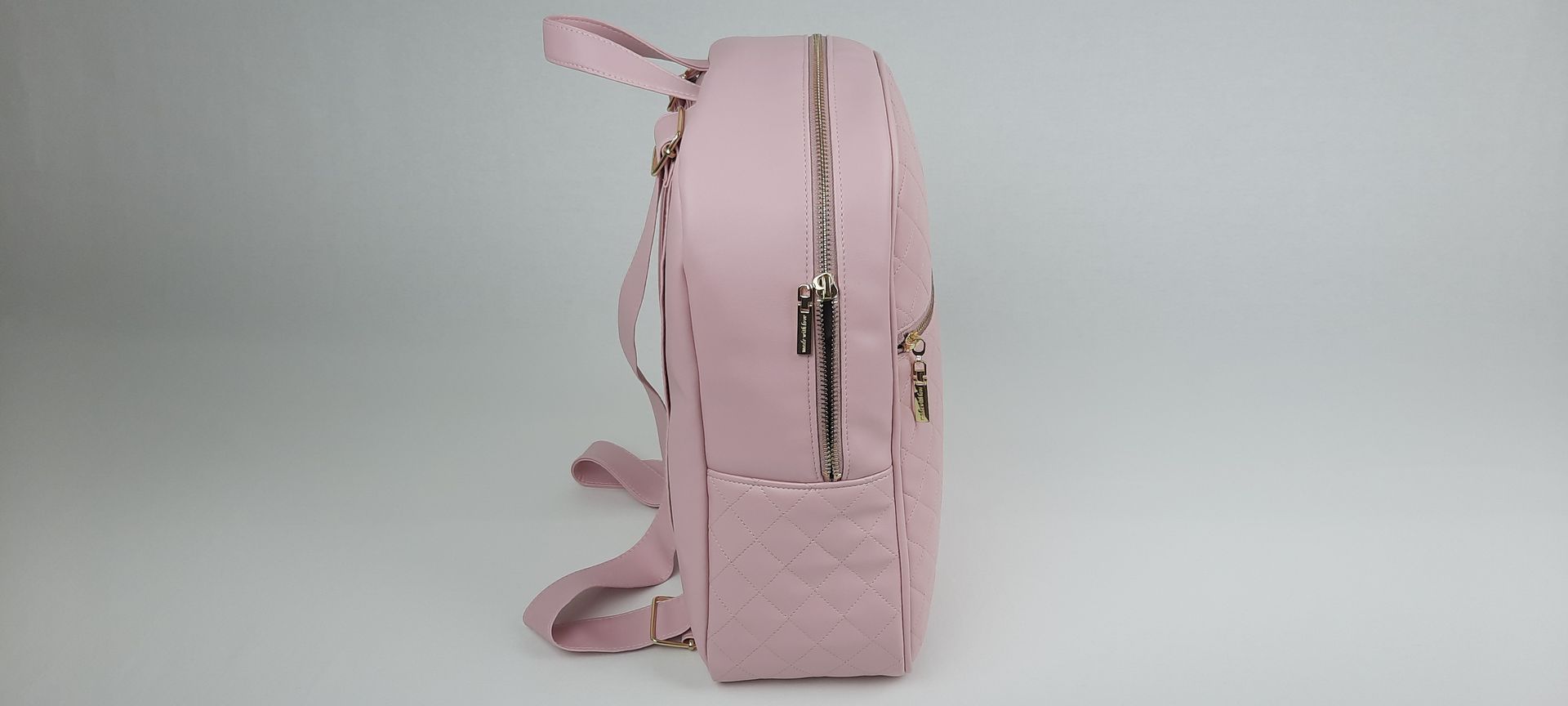 MOCHILA PELE SINTÉTICA ACOLCHOADA COR ROSA ACESSÓRIOS DOURADOS