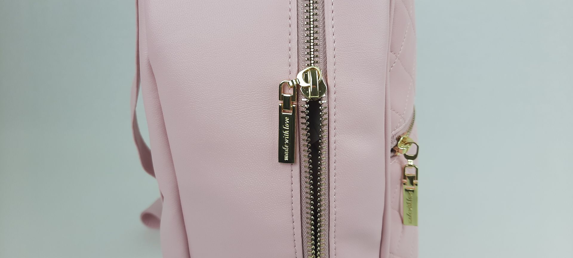 MOCHILA PELE SINTÉTICA ACOLCHOADA COR ROSA ACESSÓRIOS DOURADOS