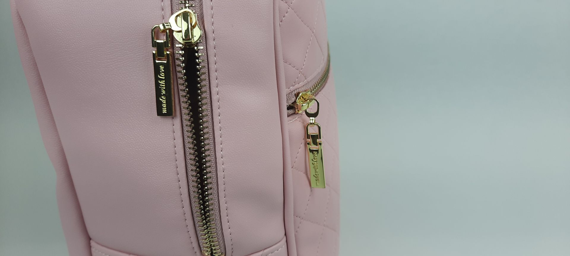 MOCHILA PELE SINTÉTICA ACOLCHOADA COR ROSA ACESSÓRIOS DOURADOS