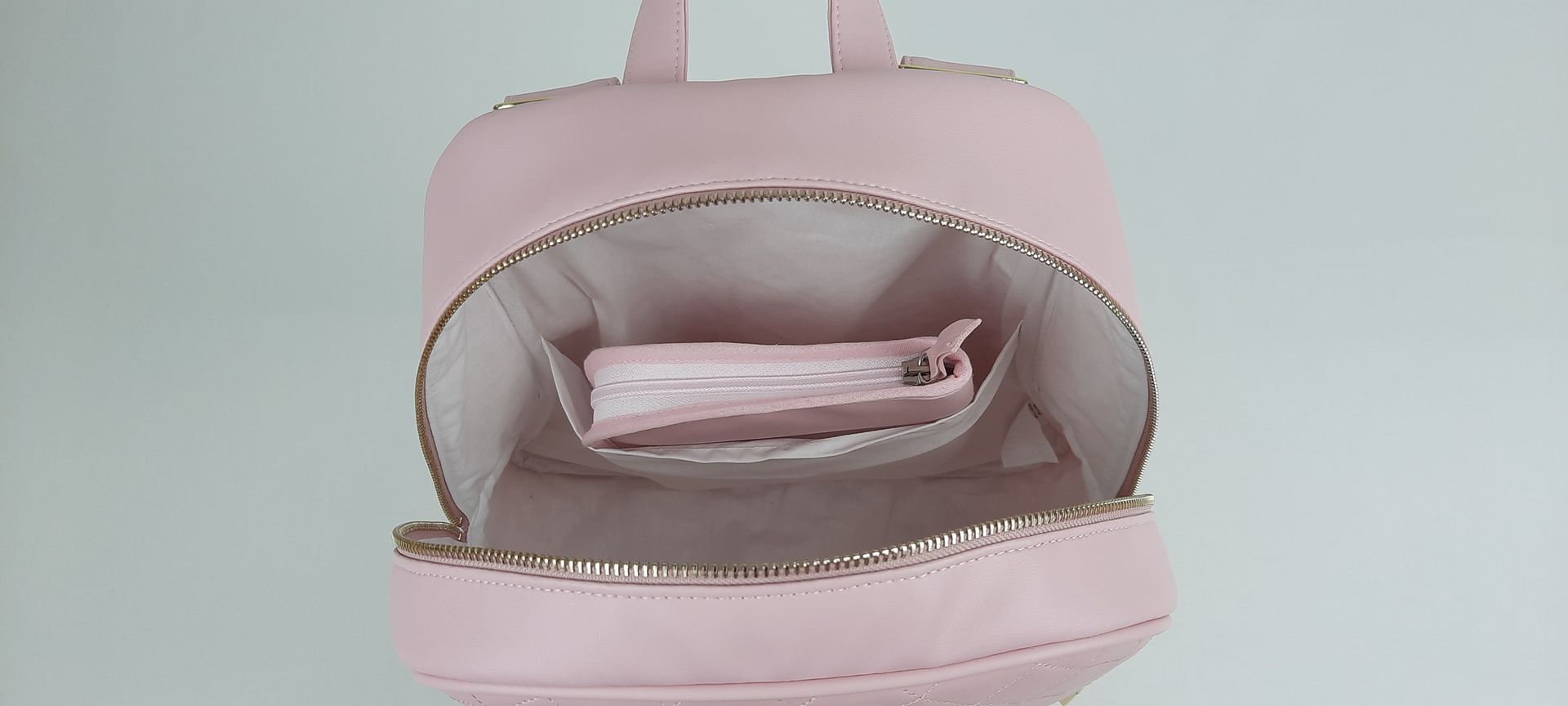 MOCHILA PELE SINTÉTICA ACOLCHOADA COR ROSA ACESSÓRIOS DOURADOS