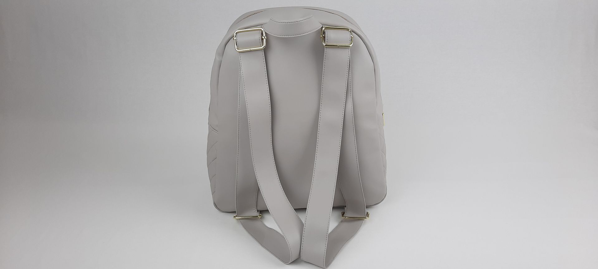 MOCHILA PELE SINTÉTICA ACOLCHOADA COR AZUL ACESSÓRIOS DOURADOS