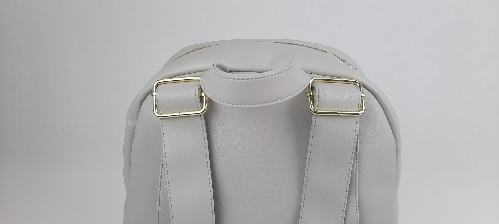 MOCHILA PELE SINTÉTICA ACOLCHOADA COR AZUL ACESSÓRIOS DOURADOS