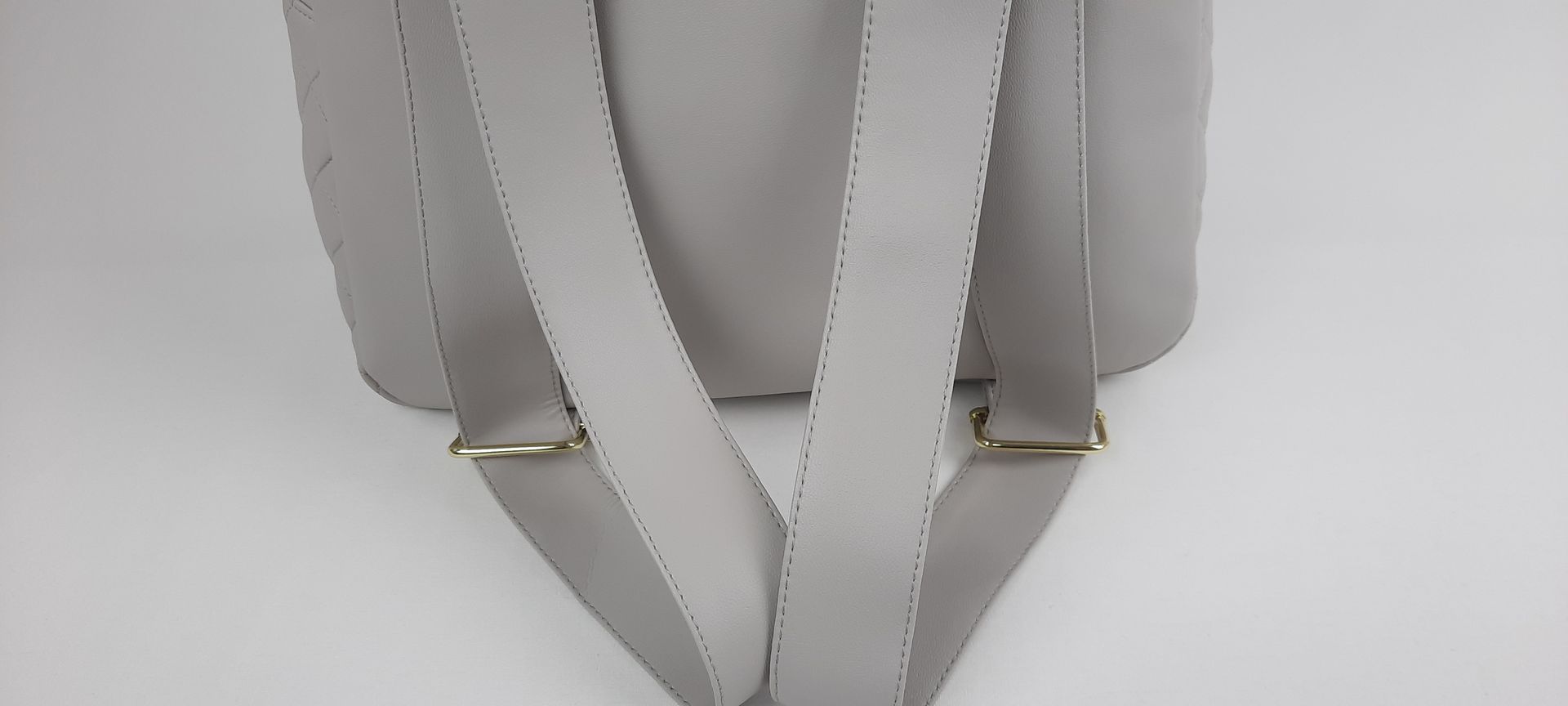 MOCHILA PELE SINTÉTICA ACOLCHOADA COR AZUL ACESSÓRIOS DOURADOS