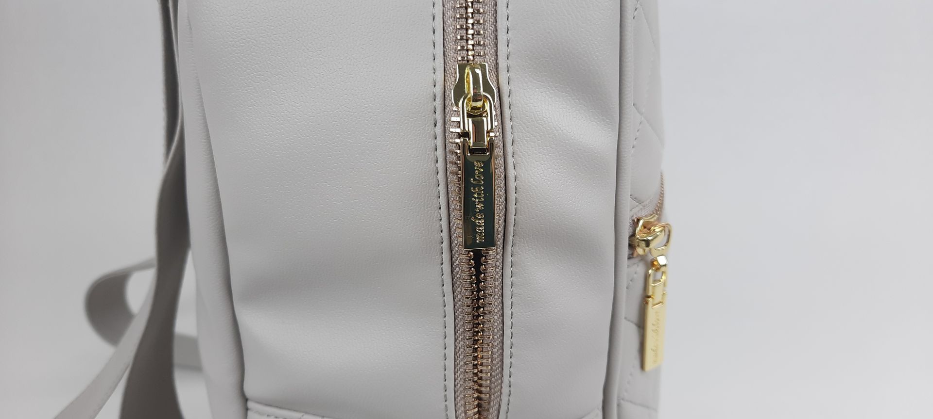 MOCHILA PELE SINTÉTICA ACOLCHOADA COR AZUL ACESSÓRIOS DOURADOS