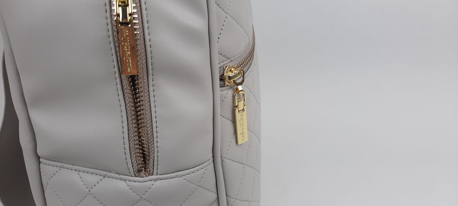 MOCHILA PELE SINTÉTICA ACOLCHOADA COR AZUL ACESSÓRIOS DOURADOS