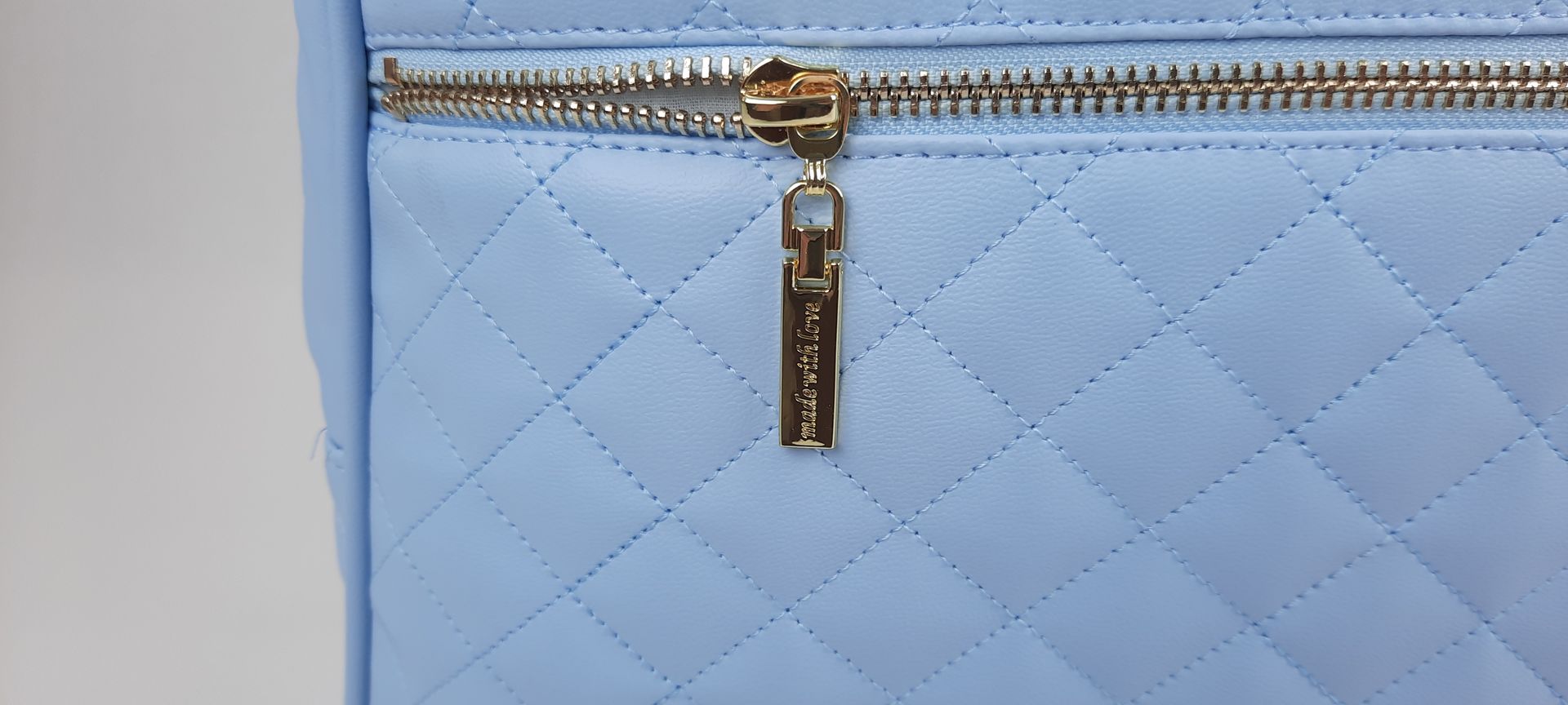 MOCHILA PELE SINTÉTICA ACOLCHOADA COR AZUL ACESSÓRIOS DOURADOS