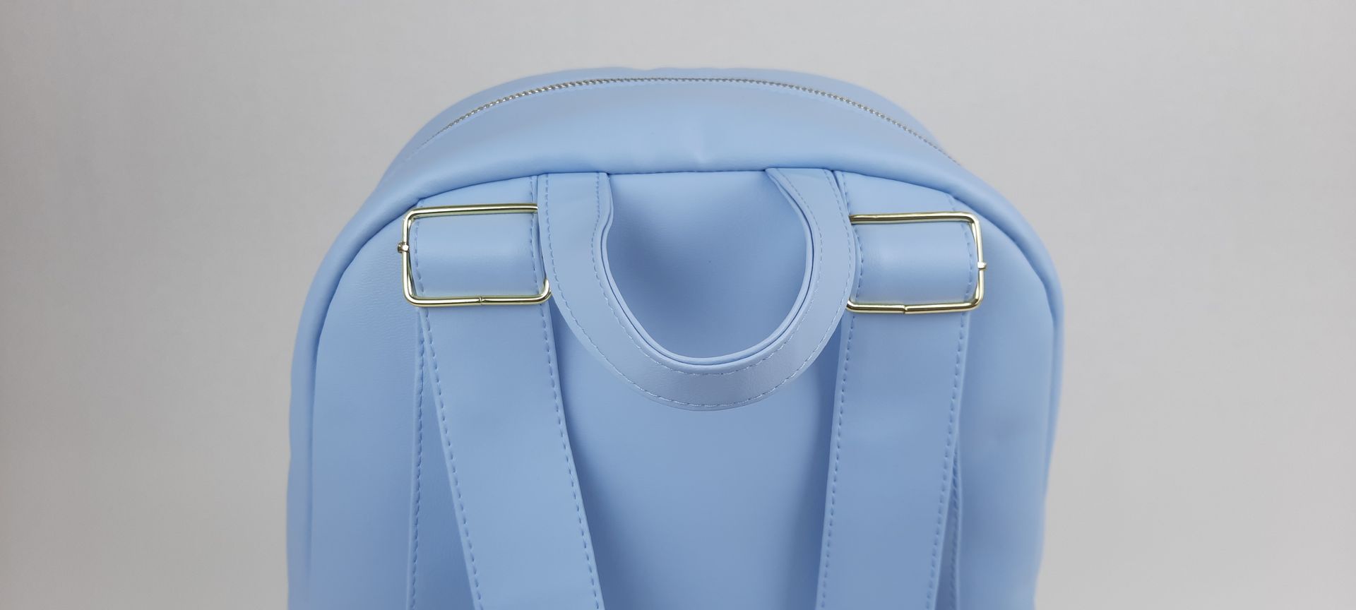 MOCHILA PELE SINTÉTICA ACOLCHOADA COR AZUL ACESSÓRIOS DOURADOS