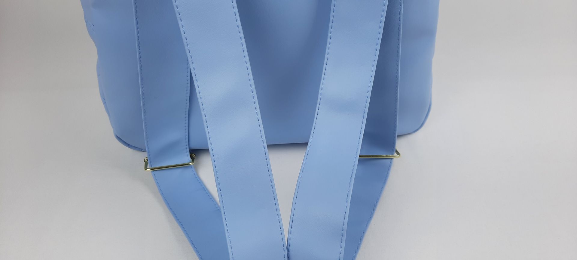 MOCHILA PELE SINTÉTICA ACOLCHOADA COR AZUL ACESSÓRIOS DOURADOS