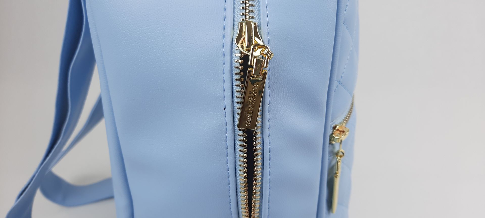 MOCHILA PELE SINTÉTICA ACOLCHOADA COR AZUL ACESSÓRIOS DOURADOS