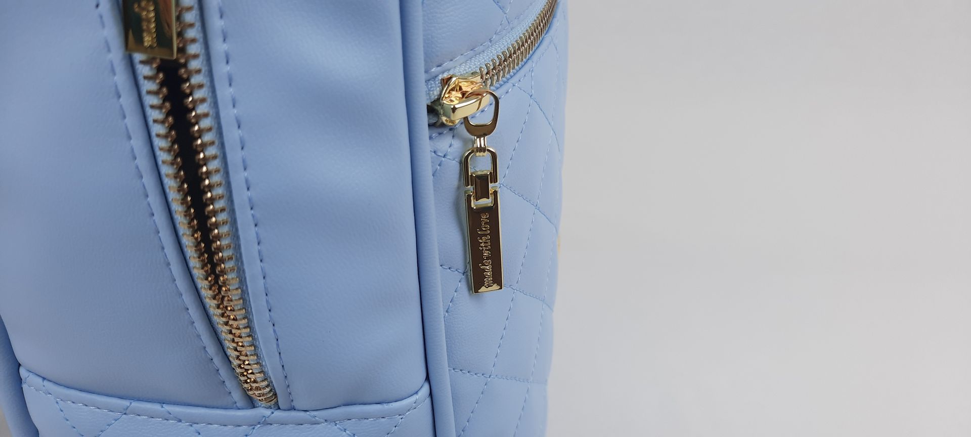 MOCHILA PELE SINTÉTICA ACOLCHOADA COR AZUL ACESSÓRIOS DOURADOS