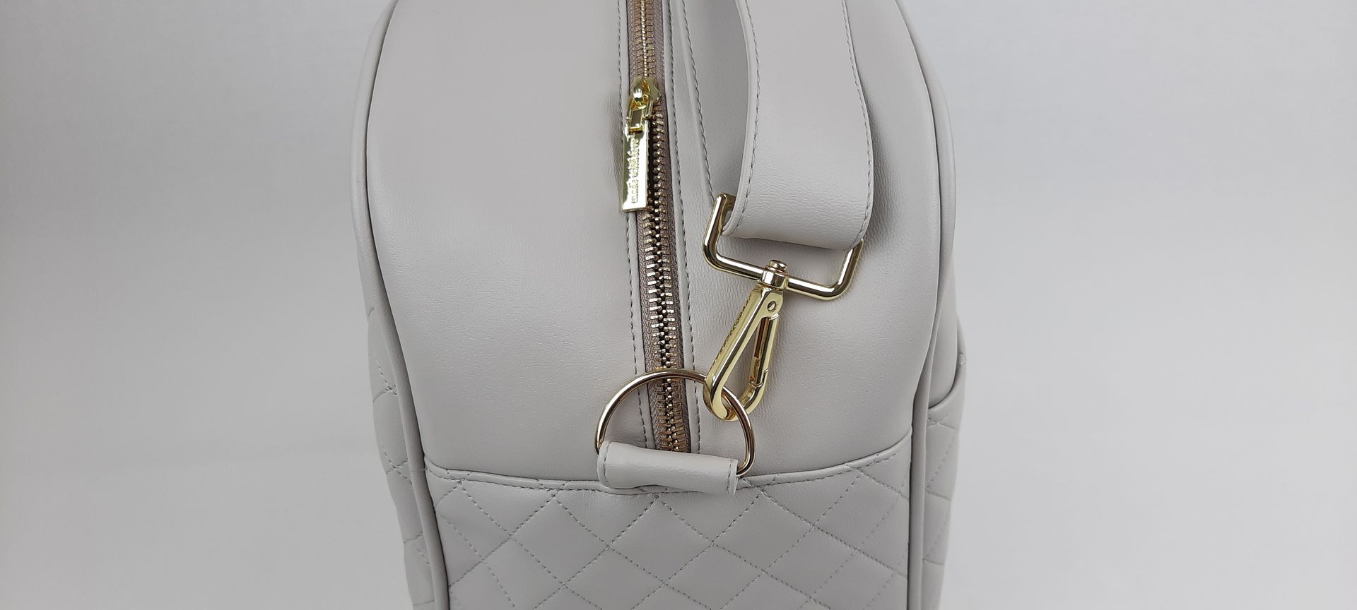 SACO MATERNIDADE NV5 PELE SINTÉTICA ACOLCHOADA COR CINZA ACESSÓRIOS DOURADOS 