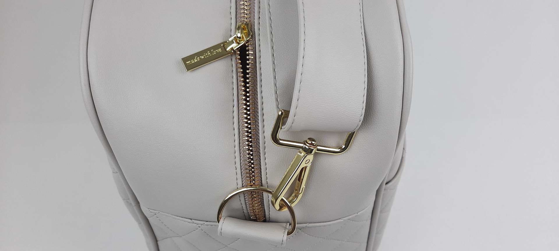 SACO MATERNIDADE NV5 PELE SINTÉTICA ACOLCHOADA COR CINZA ACESSÓRIOS DOURADOS 