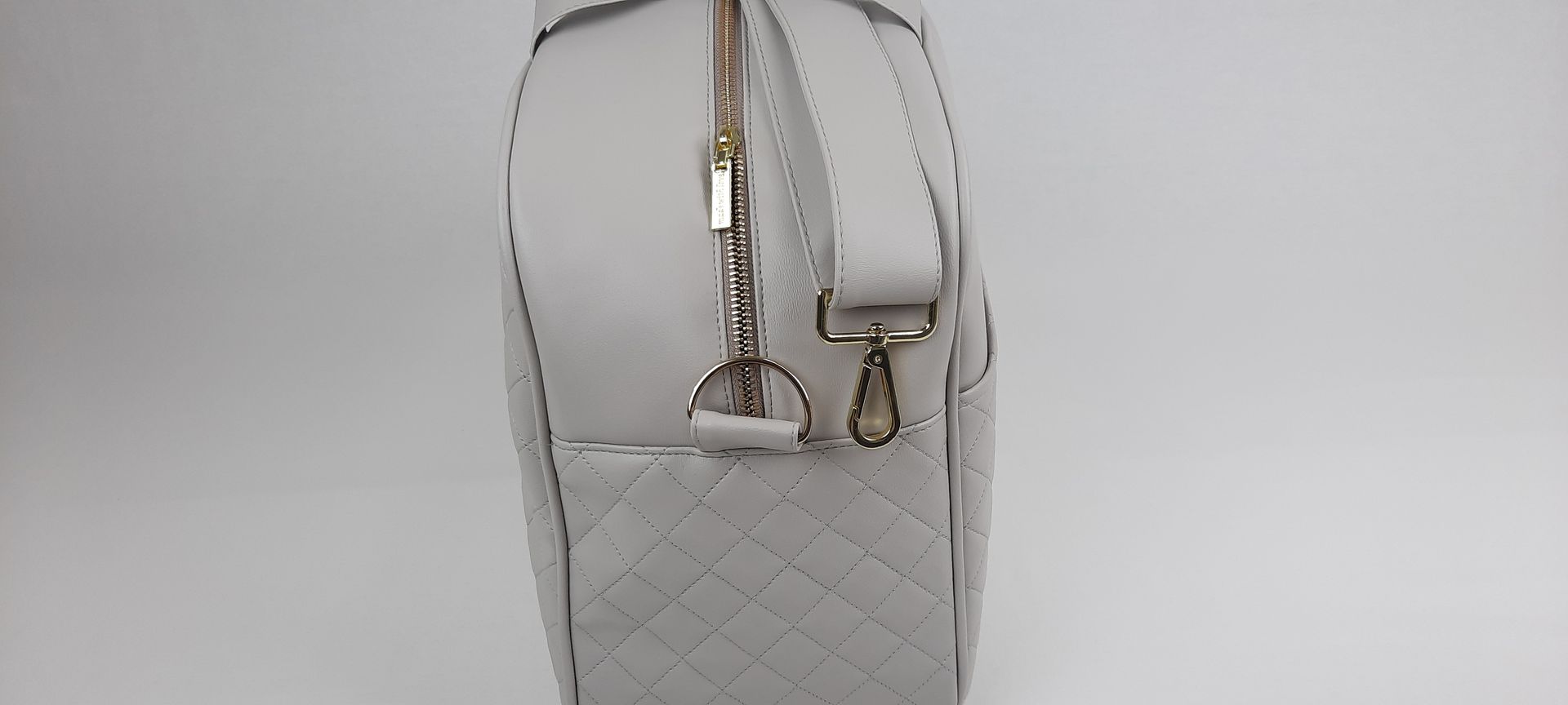 SACO MATERNIDADE NV5 PELE SINTÉTICA ACOLCHOADA COR CINZA ACESSÓRIOS DOURADOS 