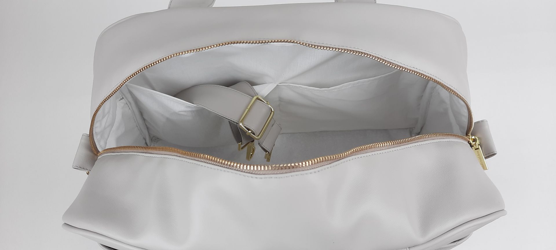 SACO MATERNIDADE NV5 PELE SINTÉTICA ACOLCHOADA COR CINZA ACESSÓRIOS DOURADOS 