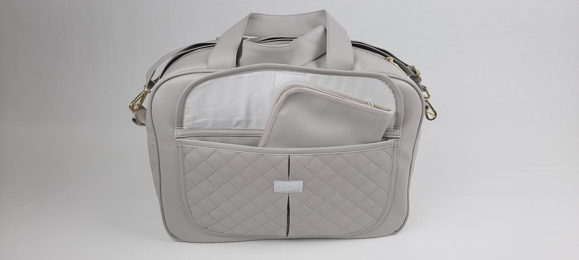 SACO MATERNIDADE NV6 PELE SINTÉTICA ACOLCHOADA COR CINZA ACESSÓRIOS DOURADOS