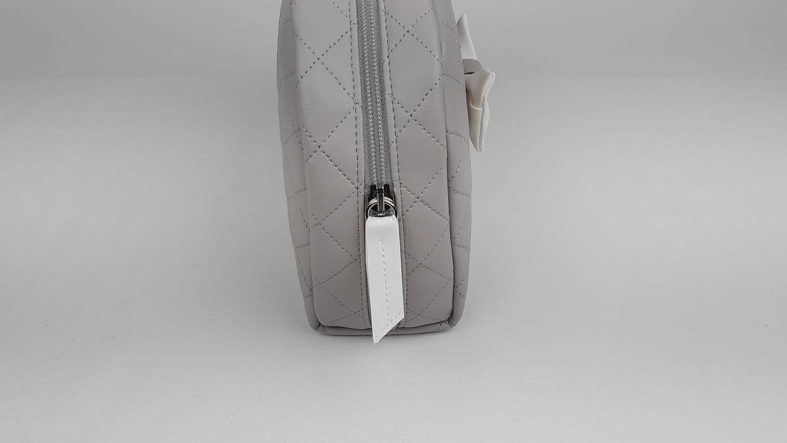 NECESSAIRE REDONDO LAÇO PELE SINTÉTICA ACOLCHOADA COR CINZA