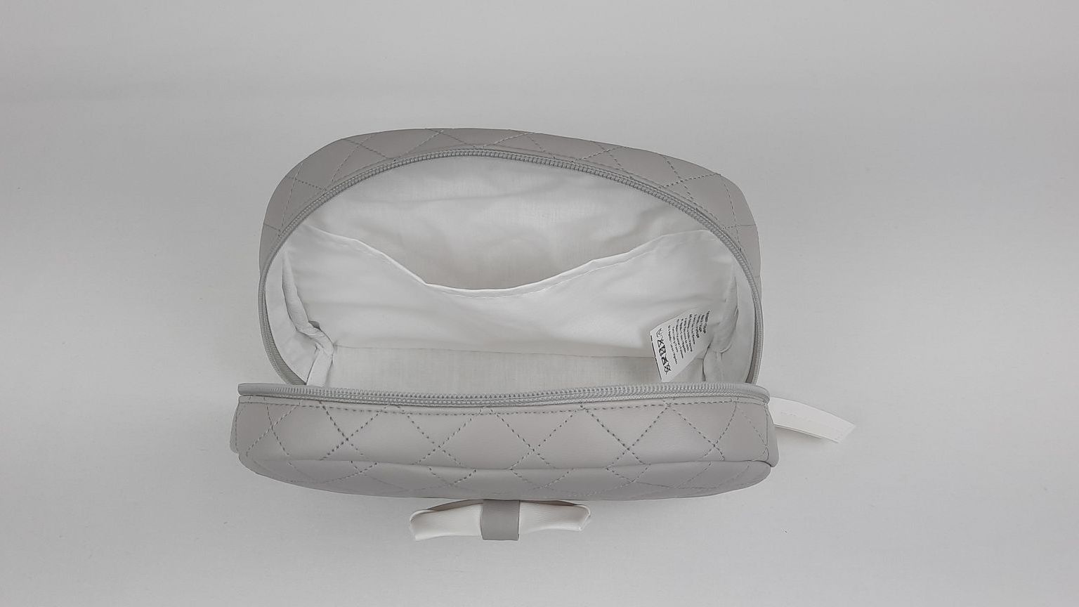 NECESSAIRE REDONDO LAÇO PELE SINTÉTICA ACOLCHOADA COR CINZA