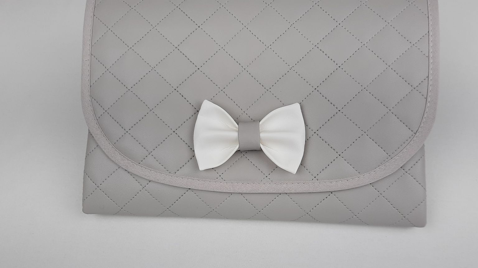 MUDA FRALDAS LAÇO PELE SINTÉTICA ACOLCHOADA COR CINZA 