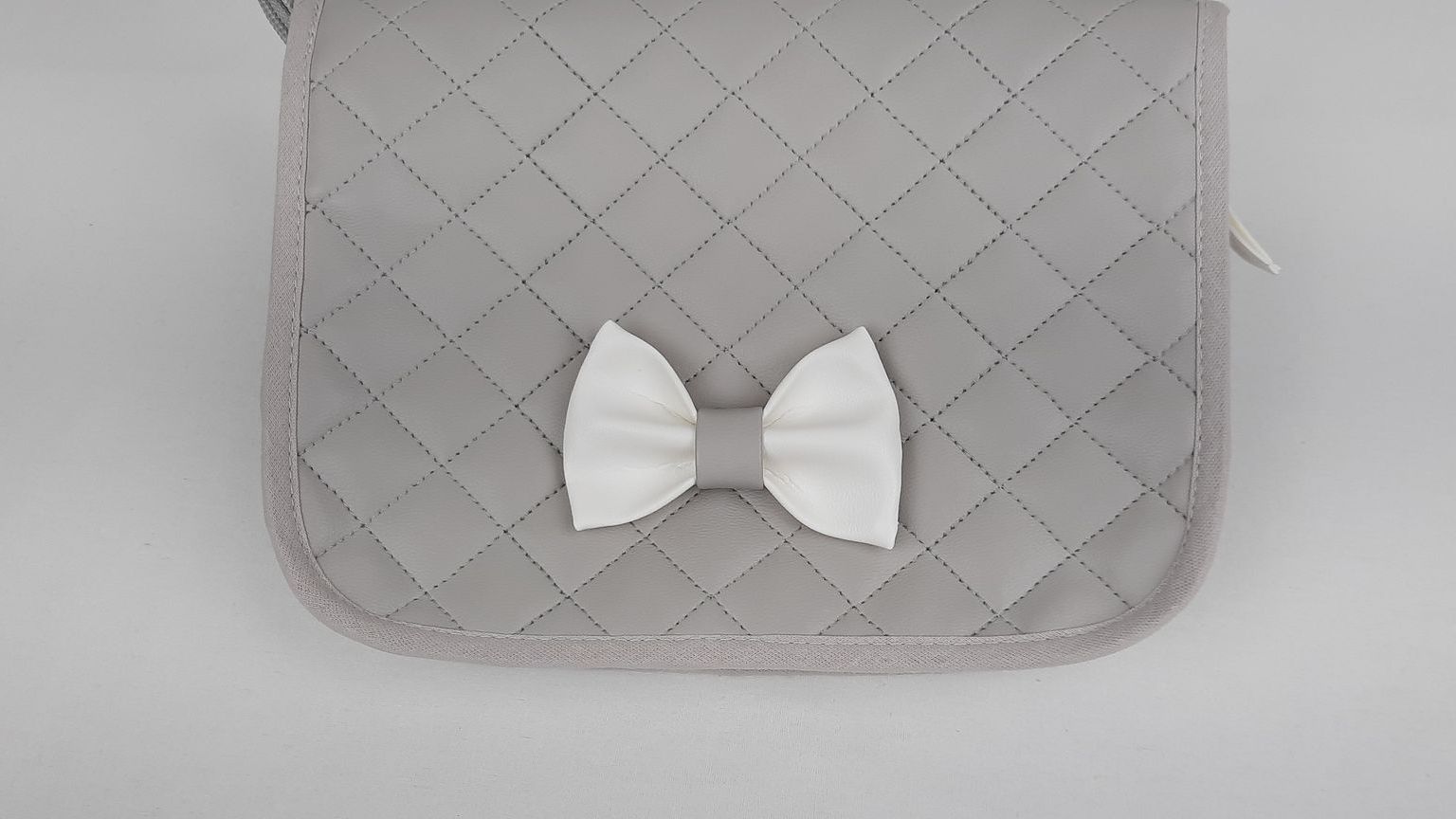 PORTA DOCUMENTOS LAÇO PELE SINTÉTICA ACOLCHOADA COR CINZA