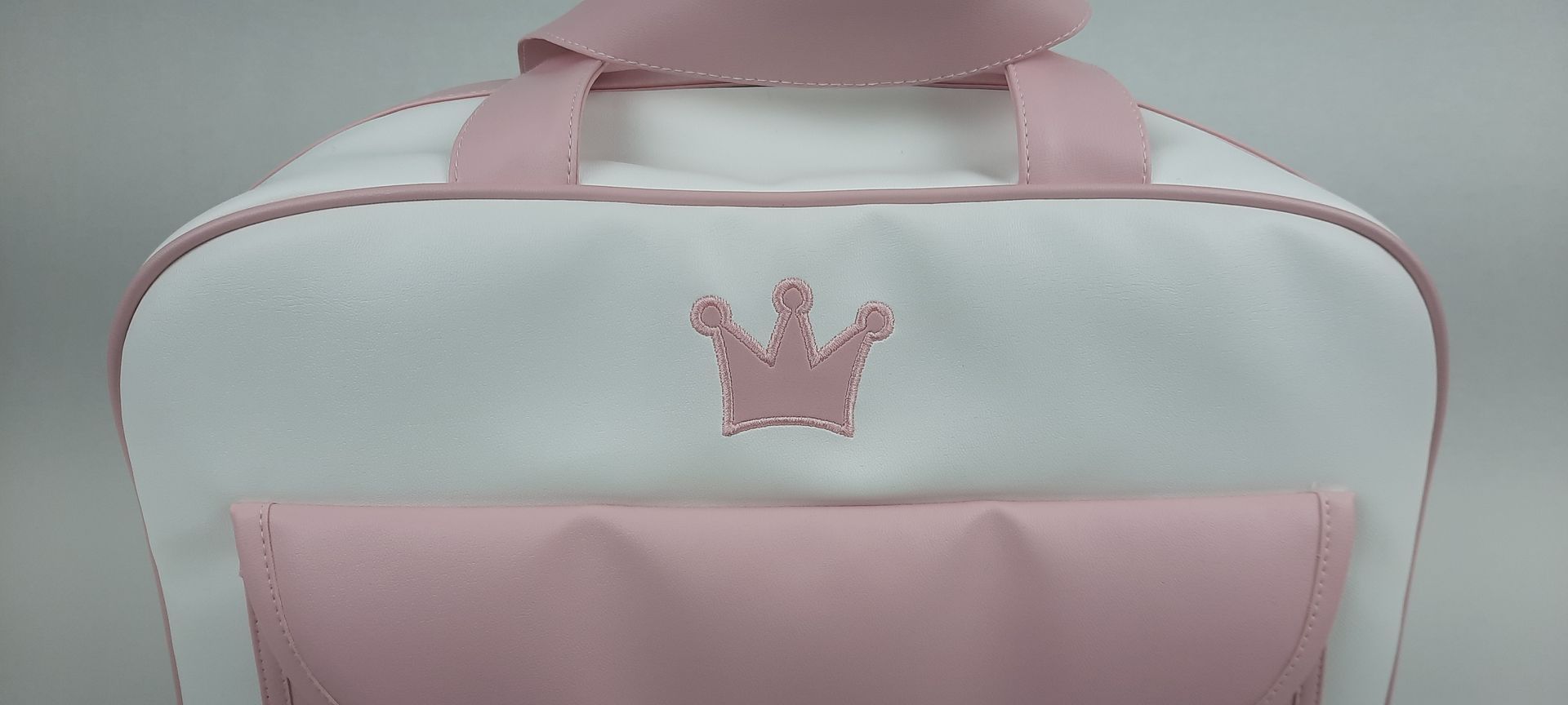 SACO MATERNIDADE NV6 PELE SINTÉTICA LISA COM BORDADO COROA COR ROSA