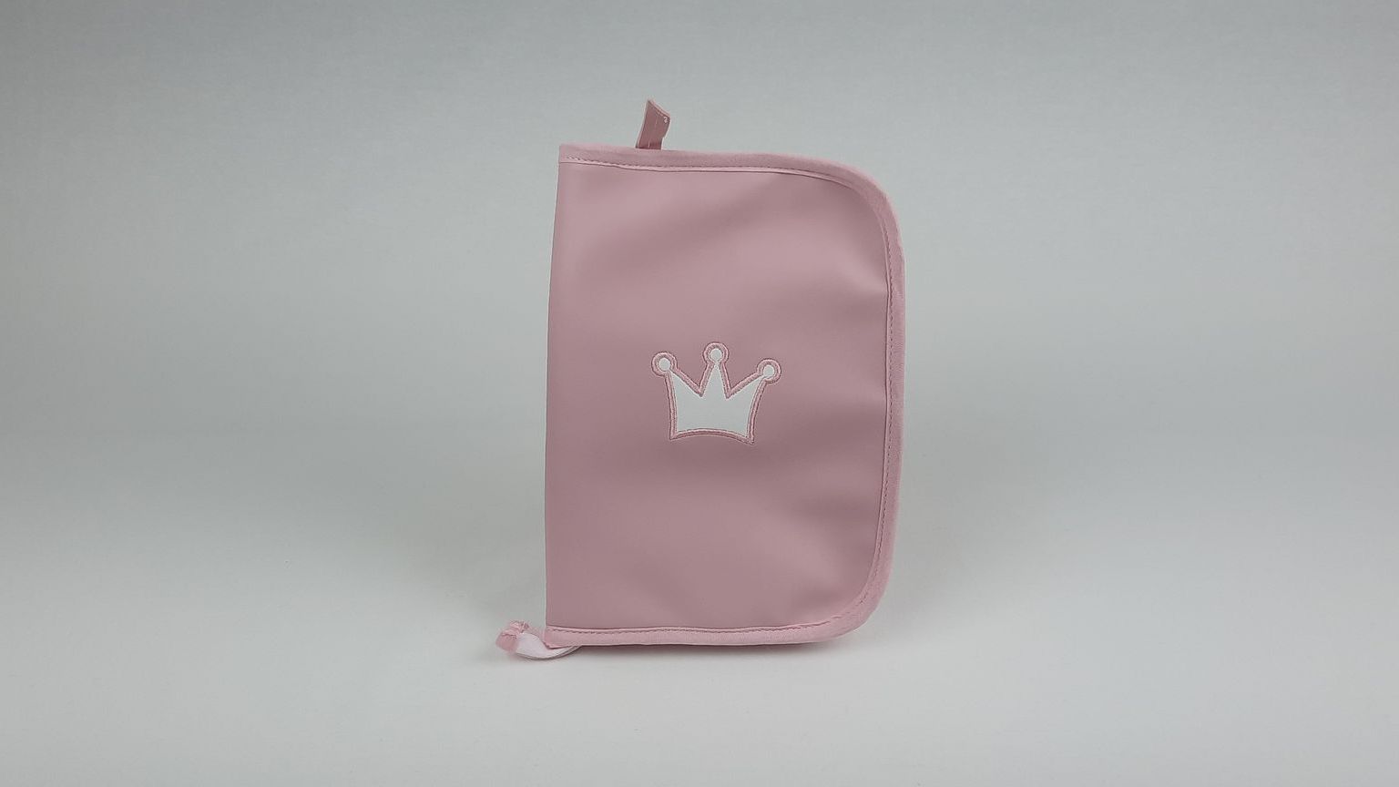 PORTA DOCUMENTOS PELE SINTÉTICA LISA COM BORDADO COR ROSA 