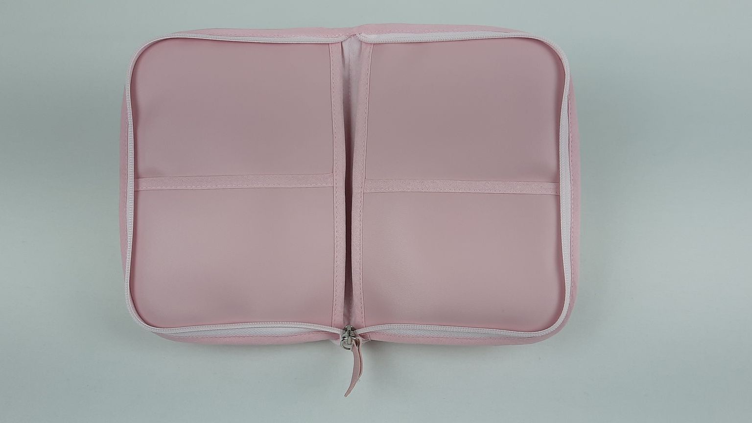 PORTA DOCUMENTOS PELE SINTÉTICA LISA COM BORDADO COR ROSA 