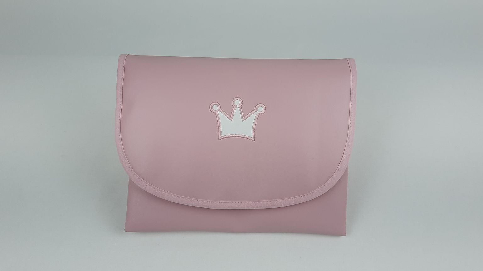 MUDA FRALDAS PELE SINTÉTICA LISA COM BORDADO COR ROSA 