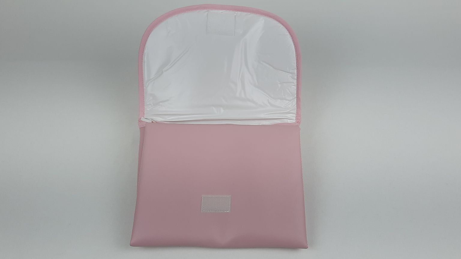 MUDA FRALDAS PELE SINTÉTICA LISA COM BORDADO COR ROSA 