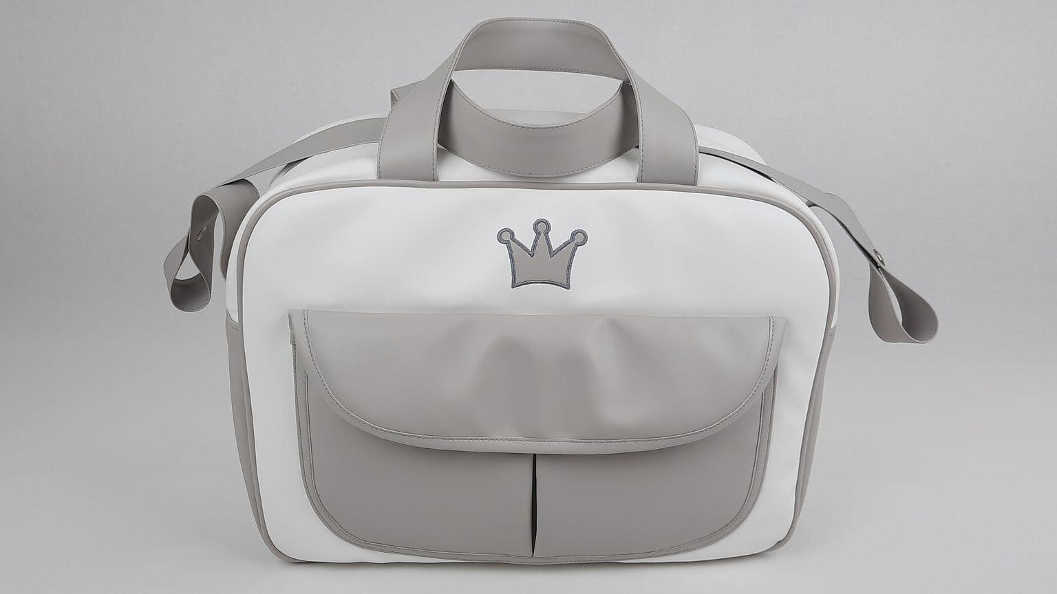 SACO MATERNIDADE NV6 PELE SINTÉTICA LISA COM BORDADO COROA COR CINZA 