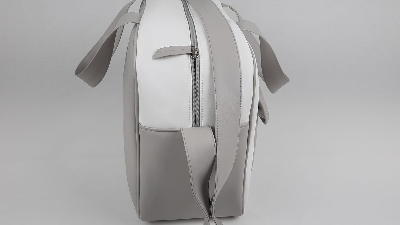 SACO MATERNIDADE NV6 PELE SINTÉTICA LISA COM BORDADO COROA COR CINZA 