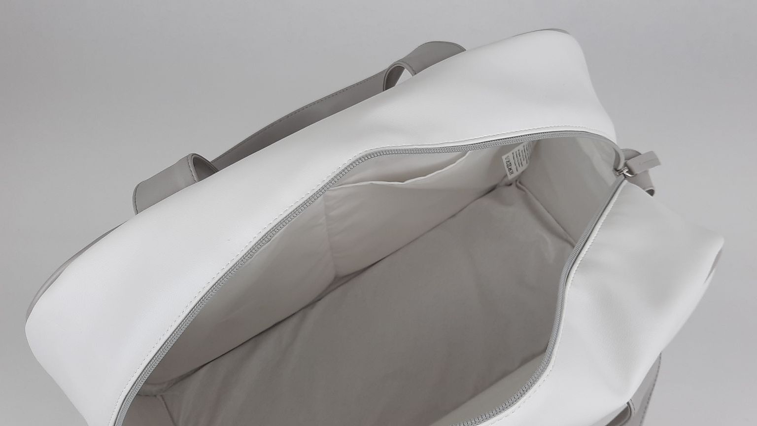 SACO MATERNIDADE NV6 PELE SINTÉTICA LISA COM BORDADO COROA COR CINZA 