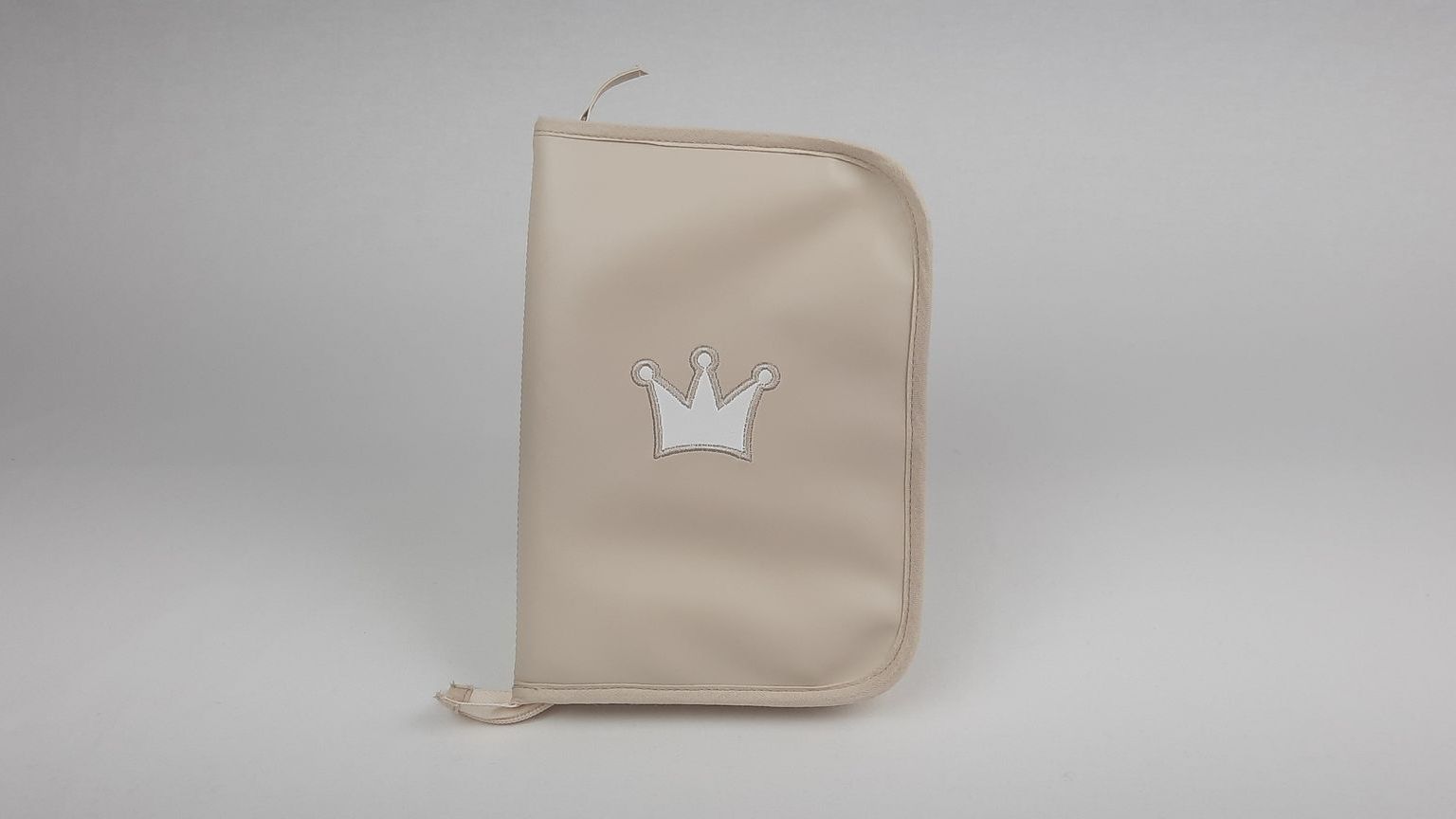 PORTA DOCUMENTOS PELE SINTÉTICA LISA COM BORDADO COR BEGE