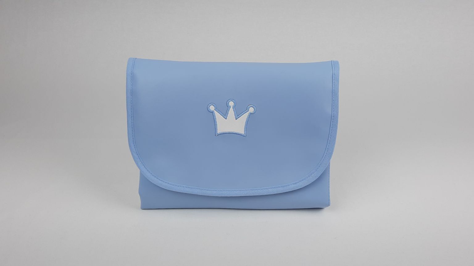 MUDA FRALDAS PELE SINTÉTICA LISA COM BORDADO COR AZUL 