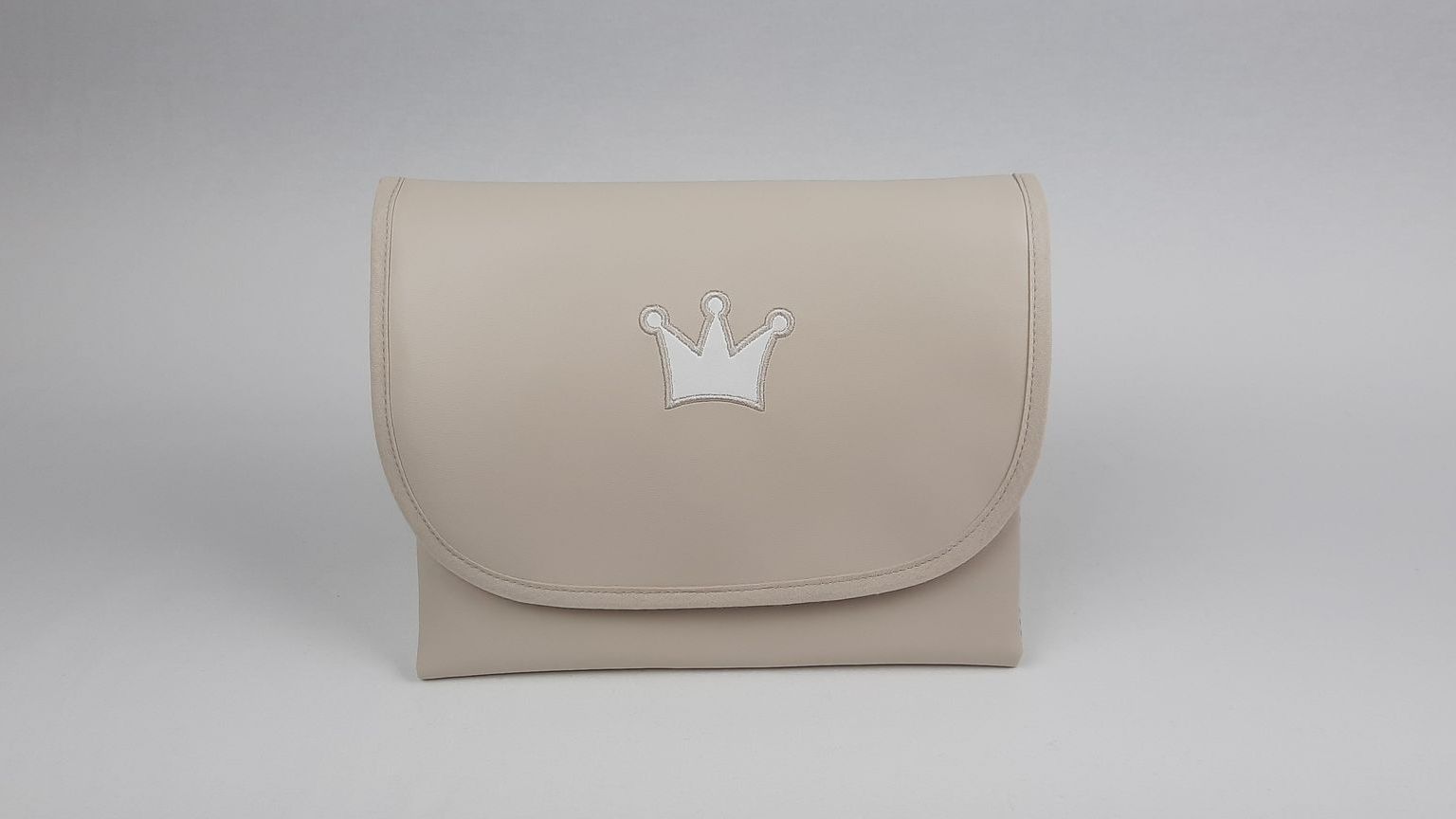 MUDA FRALDAS PELE SINTÉTICA LISA COM BORDADO COR BEGE 