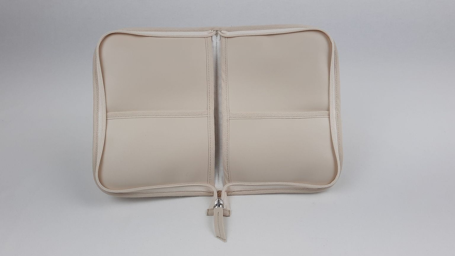 PORTA DOCUMENTOS PELE SINTÉTICA LISA COM BORDADO COR BEGE