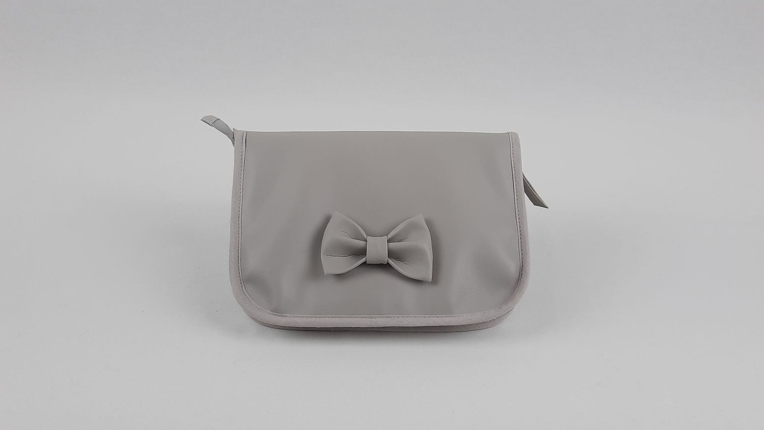 PORTA DOCUMENTOS PELE SINTÉTICA  LISA COM LAÇO COR CINZA