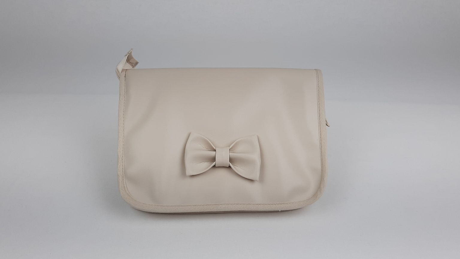 PORTA DOCUMENTOS PELE SINTÉTICA  LISA COM LAÇO COR BEGE