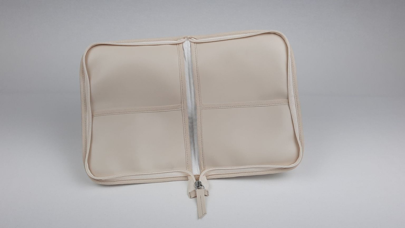 PORTA DOCUMENTOS PELE SINTÉTICA  LISA COM LAÇO COR BEGE